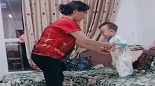 生了个中美混血儿，被中国外婆宠成这样，咱也不敢说什么！