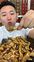 大哥你吃蛏王肉可以，只是能不吧唧嘴吗，看着挺尴尬的