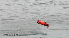 能上天下水“两栖”无人机！翅膀能收起，下水变潜艇！