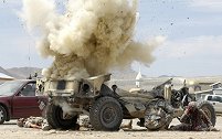 美军基地外一声爆响，车队被炸得面目全非，五角大楼拒评细节成迷