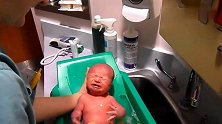 男婴第一次在医院洗澡，紧张到全身通红，宝宝心里苦宝宝说不出啊