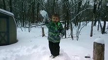小宝在雪地滚雪球，以为他要扔向哪里，没想到砸向了我的镜头！