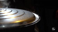 西安型男老板专卖传统黑暗料理，却火爆异常，食客经常扑空！