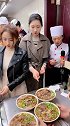 面馆老板娘亲自监工，小表妹这肉给得很足，难怪生意越来越好！