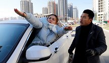 驾校迎来奇葩女学员，握住方向盘“准备起飞”，这操作认真的吗？