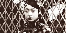 末代皇后婉容真实长相，私生子被溥仪扔进锅炉里烧死
