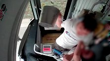 男子公交车强行要求下车未果 竟持不锈钢垃圾桶冲上前殴打司机
