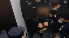 浙江杭州：醉汉被民警抬起以为是游泳 一直滑到办案区