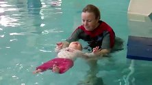 小婴儿天生就会游泳？原来是真的，只要科学练习，小娃自带漂浮技