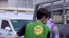 张海宇化身搬运工，解锁正确搬运方式，被路人嘲笑
