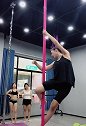 女子健身：舞蹈达人女神空中舞姿转体旋转一周形体优美