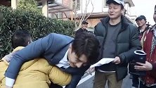 为啥电视剧中公主抱那么轻松？看到全身照，网友：太天真了