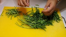 教你凉拌茼蒿的简单做法，既爽口又开胃，一盘不够全家吃，超解腻