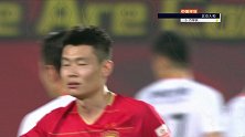 张文钊突入禁区制造点球 阿兰紧张过度将球击中立柱