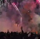 加拉塔萨雷球迷赛前燃放烟花干扰巴萨球员休息