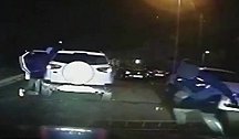英国两名嫌疑犯跳车试图逃避警方追捕 被汽车拖行惊险万分