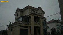 农村占地115平方现代风格自建房，设有入户车库及全景式落地窗