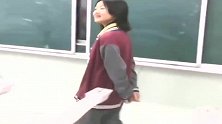 熊孩子模仿班主任上课，我就问你手痛不痛