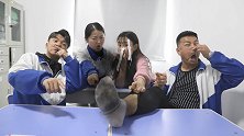 师生玩“开火车”游戏，输的人要闻对方的臭袜子，结局爆笑