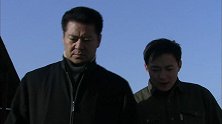 案发现场：工厂保险柜被盗，现场脚印引起怀疑，竟是故意伪装的