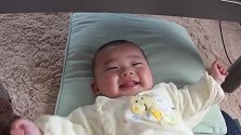 4个月的小宝宝被妈妈逗得好开心，这甜甜的笑，谁看了都开心