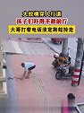 四川广安：大蛇横穿人行道， 大哥打着电话淡定将蛇拎走