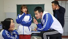 老师和学生讨论世界末日，学渣竟问会不会放假，结果被罚站墙角