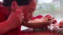 胖妹嘴馋吃宫保鸡丁，3碗饭下肚不够吃，吃相看饿了