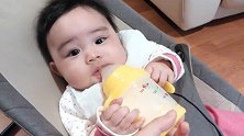 五个月的小宝宝喝奶，白净的小脸蛋，漂亮的大眼睛，可爱极了