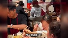 00后向婚礼下手了！河南新人婚礼不整花活整毛肚，亲友围坐涮火锅送祝福