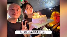 包文婧晒全家福庆37岁生日，9岁饺子颜值逆袭，被爸妈亲到脸变形