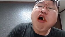 大脸哥吃大只鸡腿和芝士面，看得我都饿了