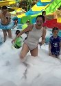 辽宁抚顺热高水上乐园：女子玩泡泡秀摄影大哥抢镜头了