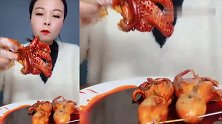 美女为了红，吃火红火红的红油八爪鱼博眼球，看着都有点心疼！