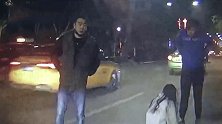 陕西西安：情侣吵架女孩突然跑到路中间，的哥一脚刹车护住