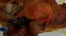 女子网购鸡腿烤熟后爬满活蛆 父亲没注意吃了三个