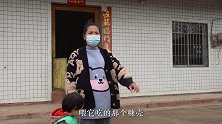 英子和老爸把鱼塘水面围起来，方便喂养，差点用手抓到一条憨包鱼