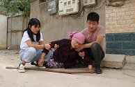 农村大妈晕倒在地无人来管，好心邻居伸手来救，不久惊喜来了