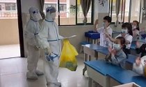 安徽六安：感动！当大白走进教室 孩子们跳起了手语舞