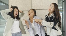 美女和朋友玩正话反说，不料却爆出了小秘密，太逗了！