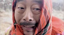 糟老头男扮女装趁乱逃走，谁知半路出现鬼子，吓得他交出所有钱财