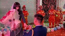 广西柳州：这阵仗！消防员求婚现场，小朋友吓到不敢结婚