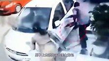 国外女子走在路边，2个男子骑车直接冲过去，监控拍下悲剧画面！