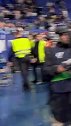 赛后贝林厄姆脱下球衣送给一个小球迷