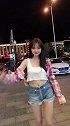 路灯下的小姑娘，很活泼可爱