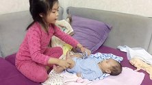 姐姐给弟弟做排气操运动，这动作好温柔，小宝宝很享受啊！