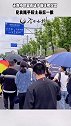 因通往殡仪馆的道路拥堵，且实施交通管制，无数市民冒雨拿着花步行前往殡仪馆袁隆平
