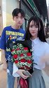 我宣布一下，从今天开始，这个手捧玫瑰的姑娘就是我女朋友了