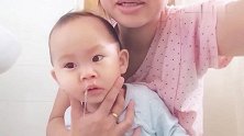 小宝宝感冒了鼻子不通气，妈妈给洗鼻子，洗出一大坨瞬间就舒服了