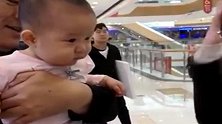 只要一带儿子出门，看美女的表情就知道，儿子到底是多遭人稀罕！